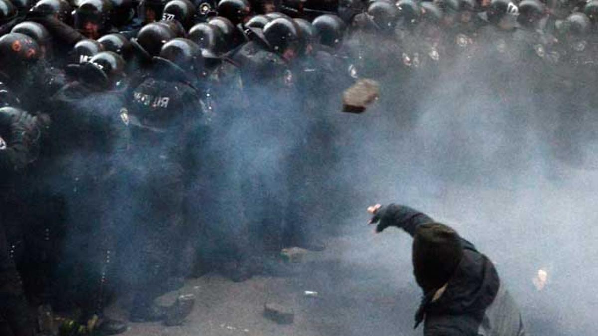Din cauza manifestaţiilor uriaşe, în Ucraina s-ar putea decreta starea de urgenţă (VIDEO)