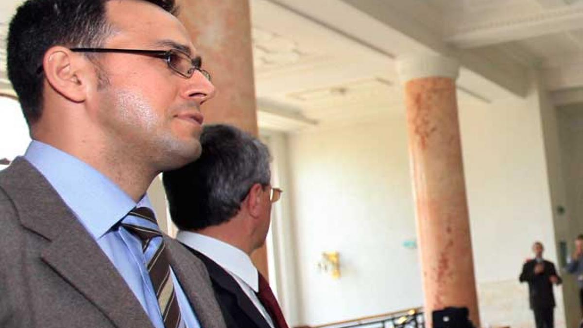 Procurorul cu ochelari de cal. Claudiu Dumitrescu, şef DLAF şi acum şef secţie DNA, o "uită" mereu pe Elena Udrea