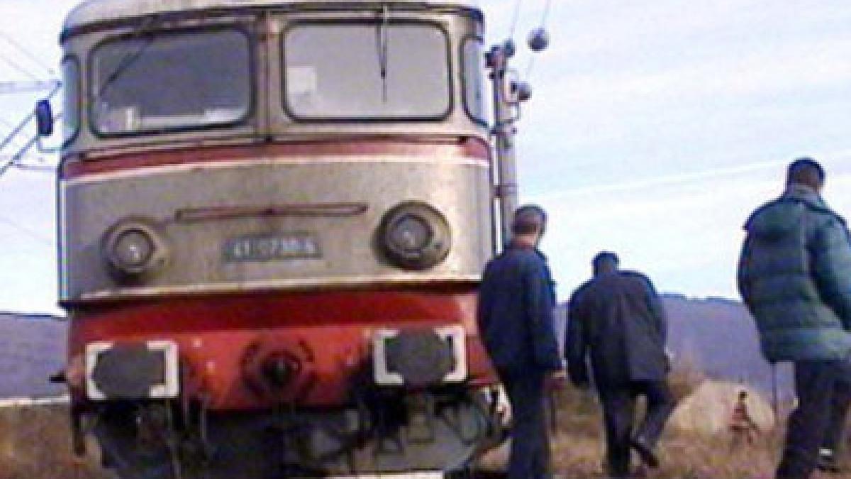 Trafic rutier şi feroviat BLOCAT, după ce un tren a lovit o autoutilitară, apoi a deraiat, în judeţul Harghita