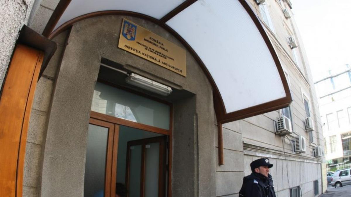 Judecător de la Ineu, ridicat de DNA. Magistratul a fost prins în flagrant când lua mită
