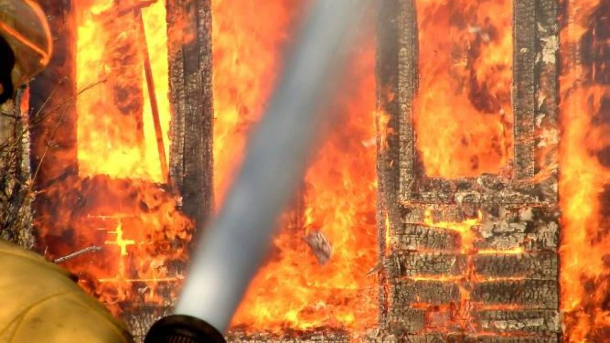 Derapaj rasist antiromi al unui primar francez: "Păcat că pompierii au venit prea devreme"