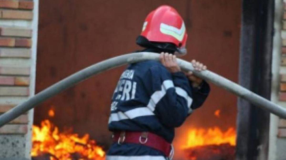 EXPLOZIE PUTERNICĂ într-un bloc din Galați: Două persoane au fost rănite și 25 de locuințe afectate