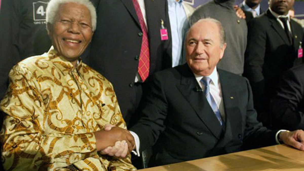 FIFA coboară drapelurile în bernă în memoria lui Mandela