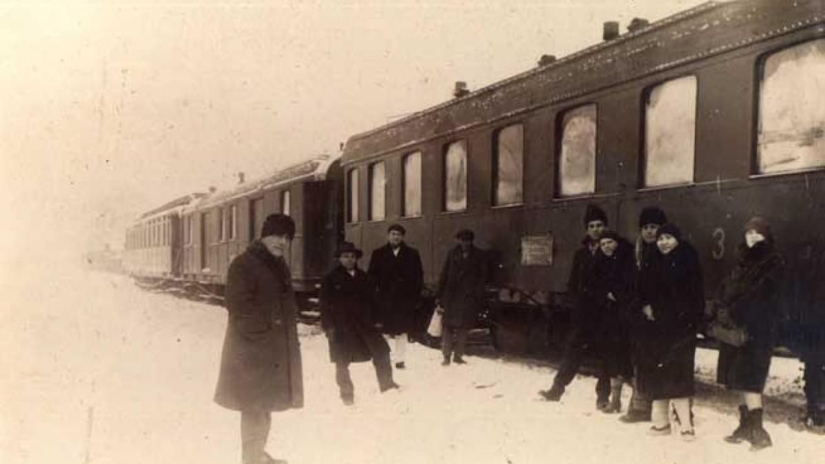 Tănase, cel din spatele nasului (2). Primele spectacole pe scena coteţului din ograda copilăriei