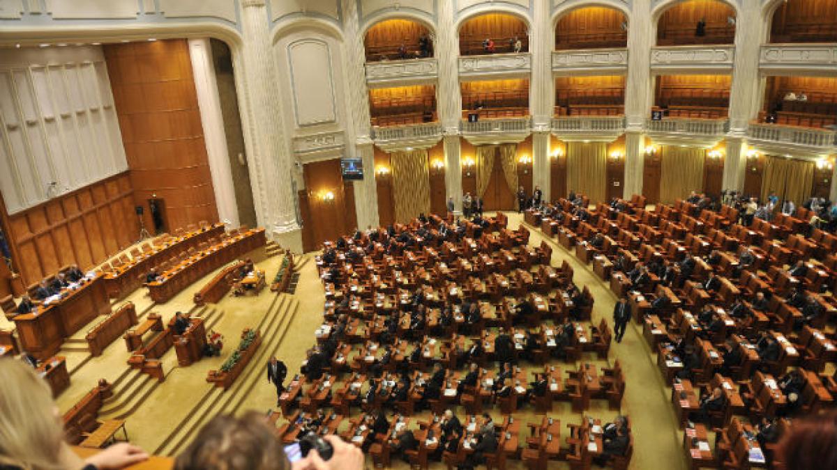 Camera scoate preşedintele şi parlamentarii din categoria funcţionarilor prevăzută în Codul penal