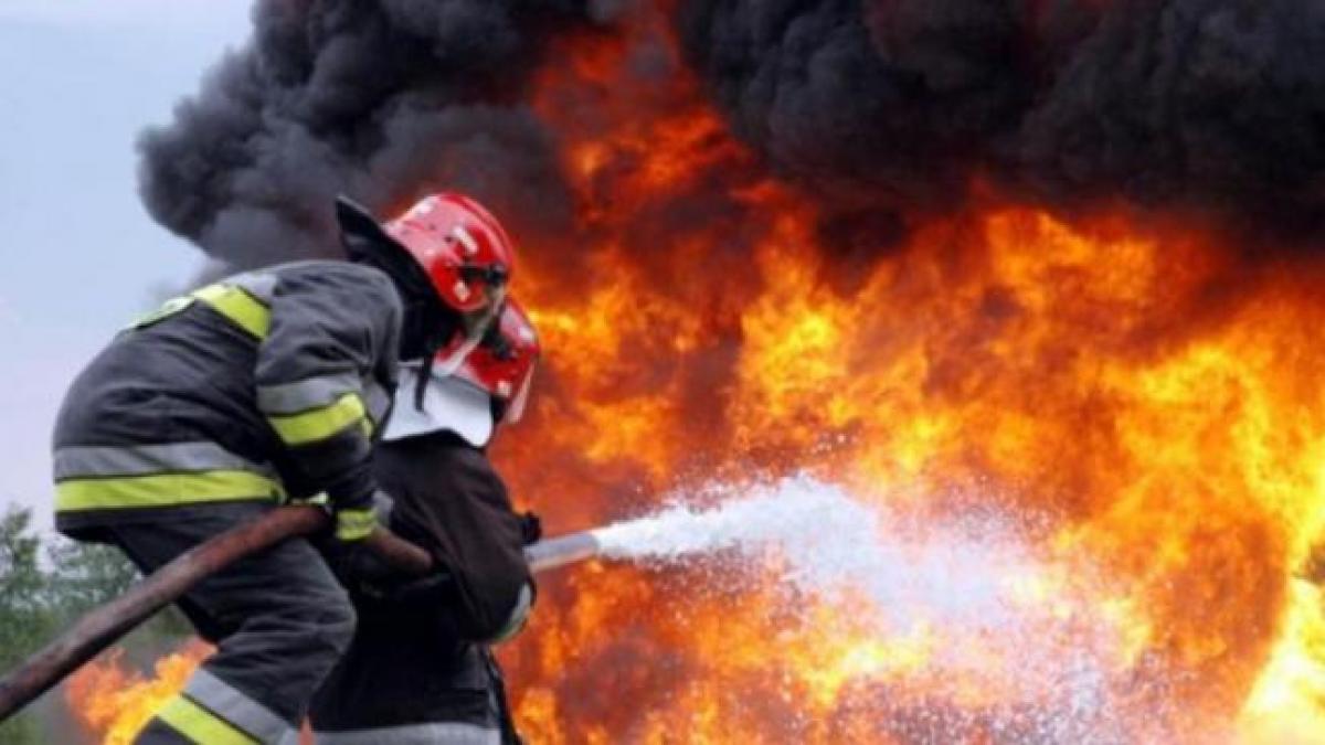 Incendiu puternic la o clădire din zona Ateneului Român. Pompierii intervin cu cinci autospeciale