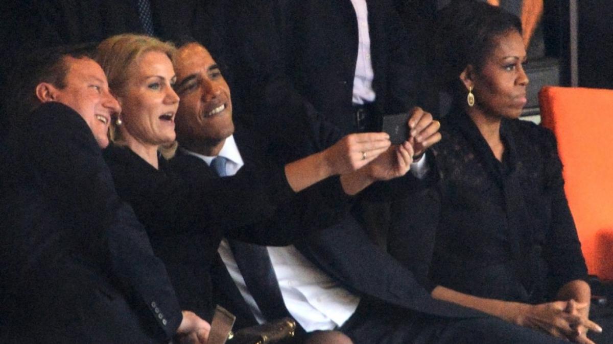 Obama şi-a făcut singur poze la funerariile lui Nelson Mandela!