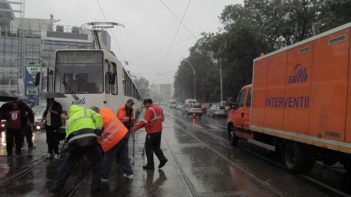 Zeci de tramvaie, BLOCATE în zona Progresul. Au fost afectate liniile de tramvai 25, 32, 8 şi 11