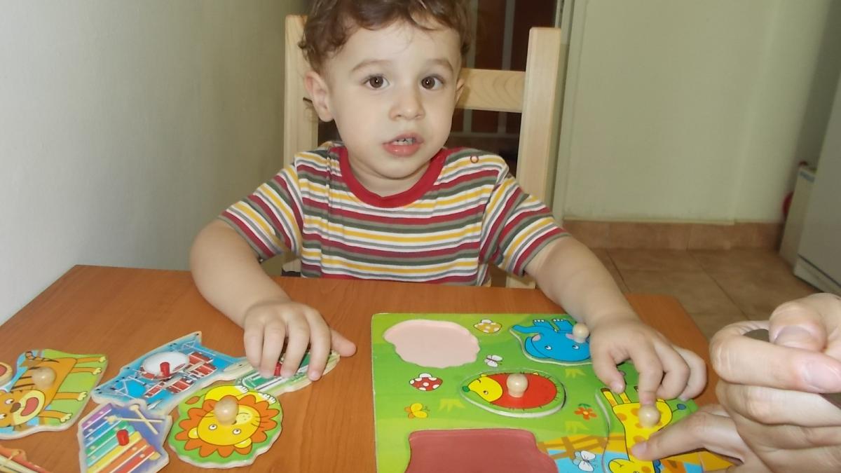 Terapia ABA. Povestea băieţelului autist care şi-a spus numele de Sfântul Nicolae