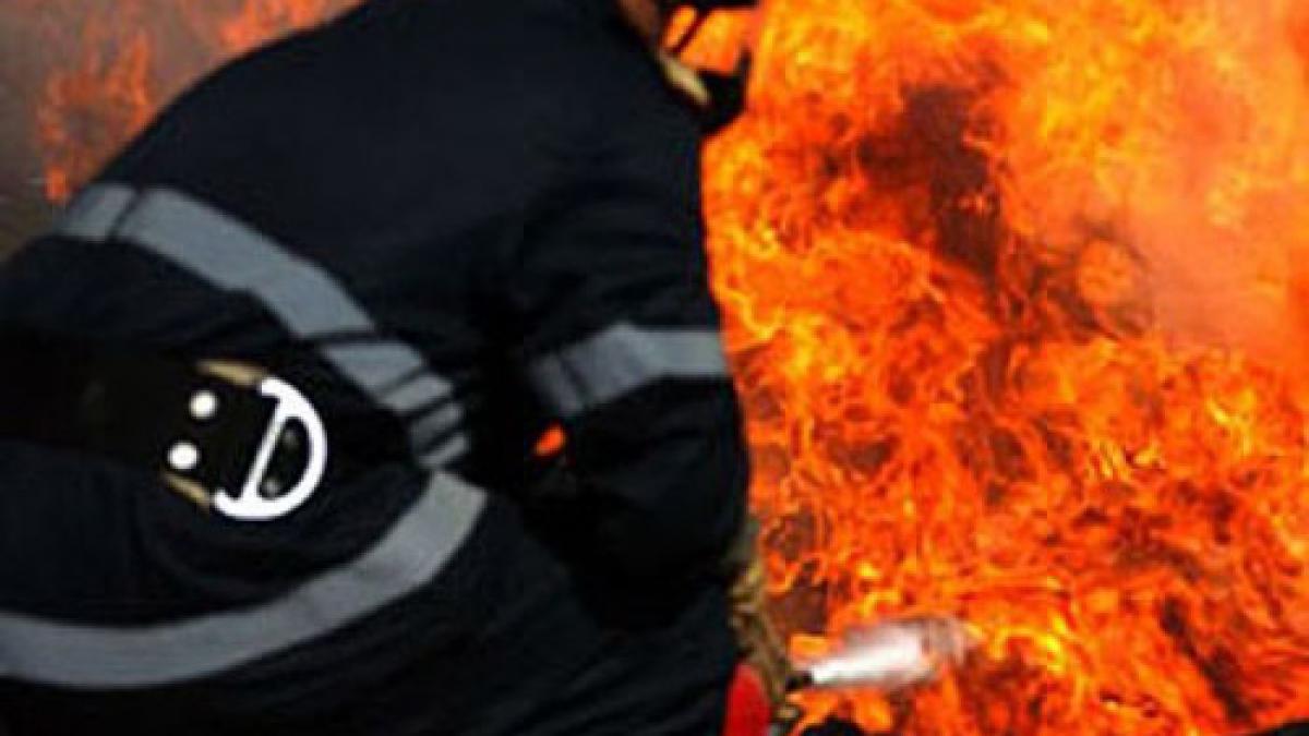 Clădire istorică din Arad, în flăcări. Doi pompieri au fost răniţi, după ce o structură din lemn s-a prăbuşit peste ei