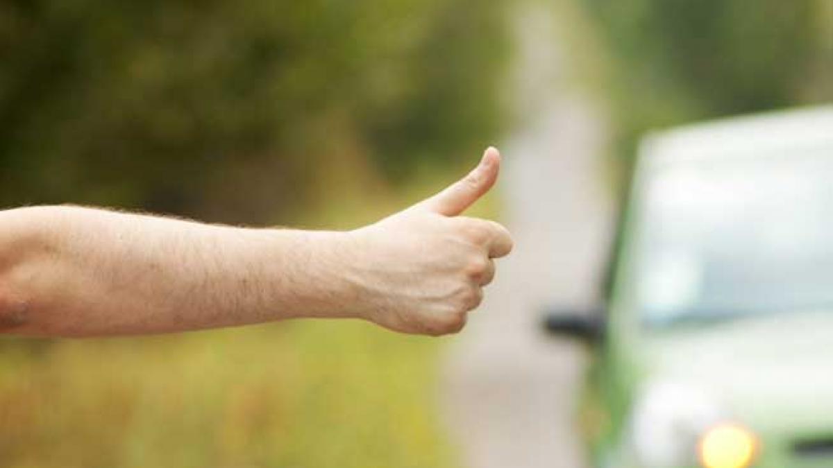 PROIECT: Amenzi de 5.000 de lei pentru şoferii care iau autostopişti. “Ia-mă nene”, o simplă amintire? 