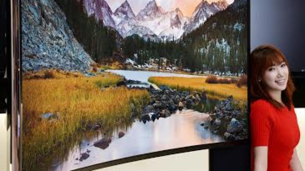 Faceţi loc pentru cel mai mare televizor cu ecran curbat: 266cm!