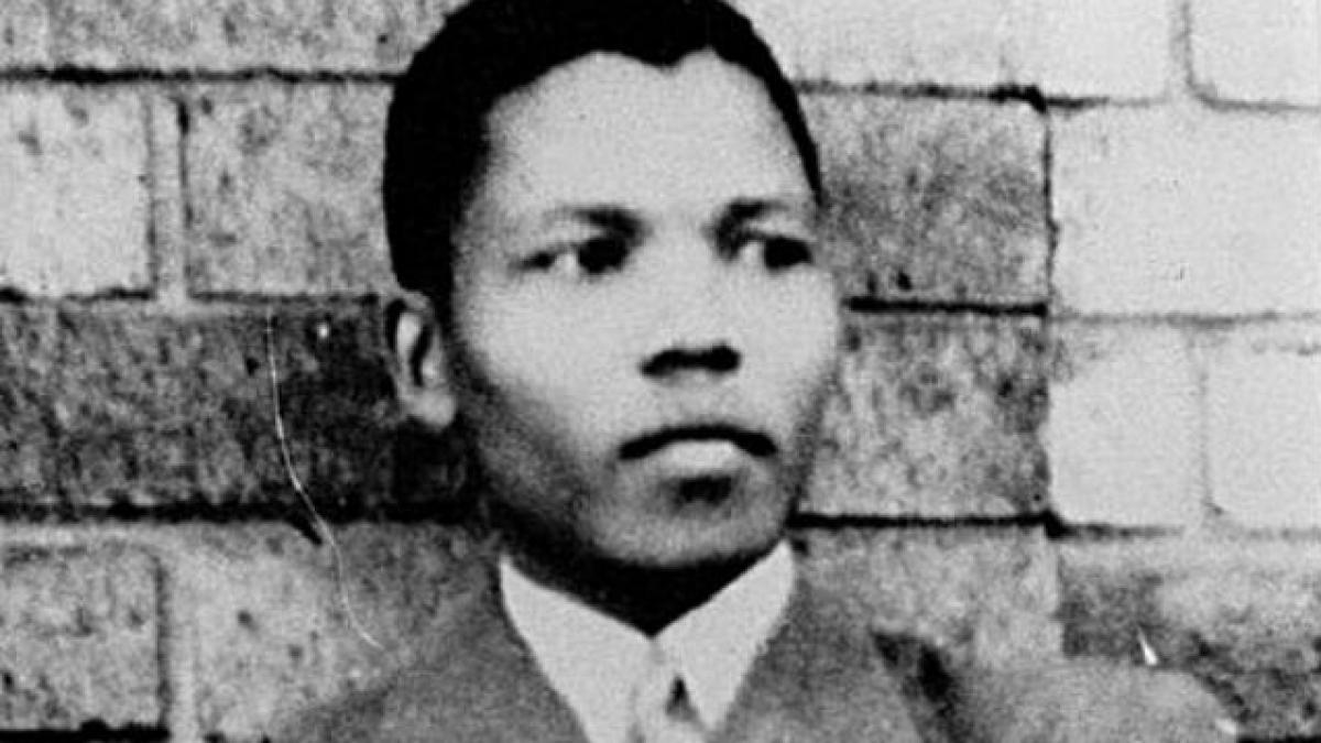 Haaretz: Nelson Mandela a fost antrenat de agenţii Mossad în tehnici de sabotaj şi folosirea armelor 