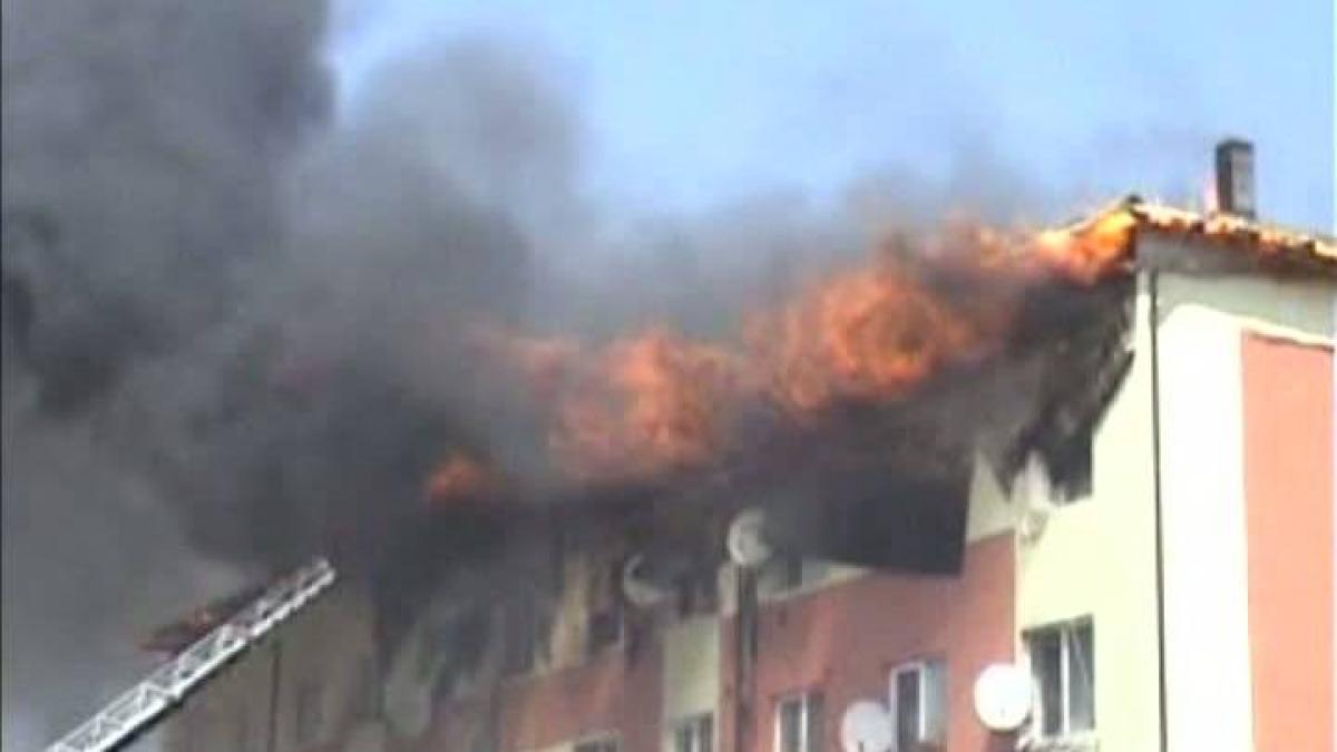 GHIMBAV. În blocul INCENDIAT s-a descoperit o PLANTAȚIE DE CANABIS