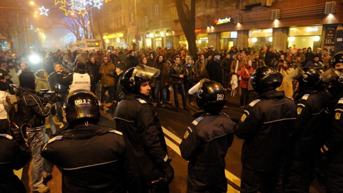 Peste o mie de persoane au manifestat în faţa Guvernului şi în Piaţa Universităţii. Mihail Neamţu, înjurat şi gonit de manifestanţi (VIDEO)