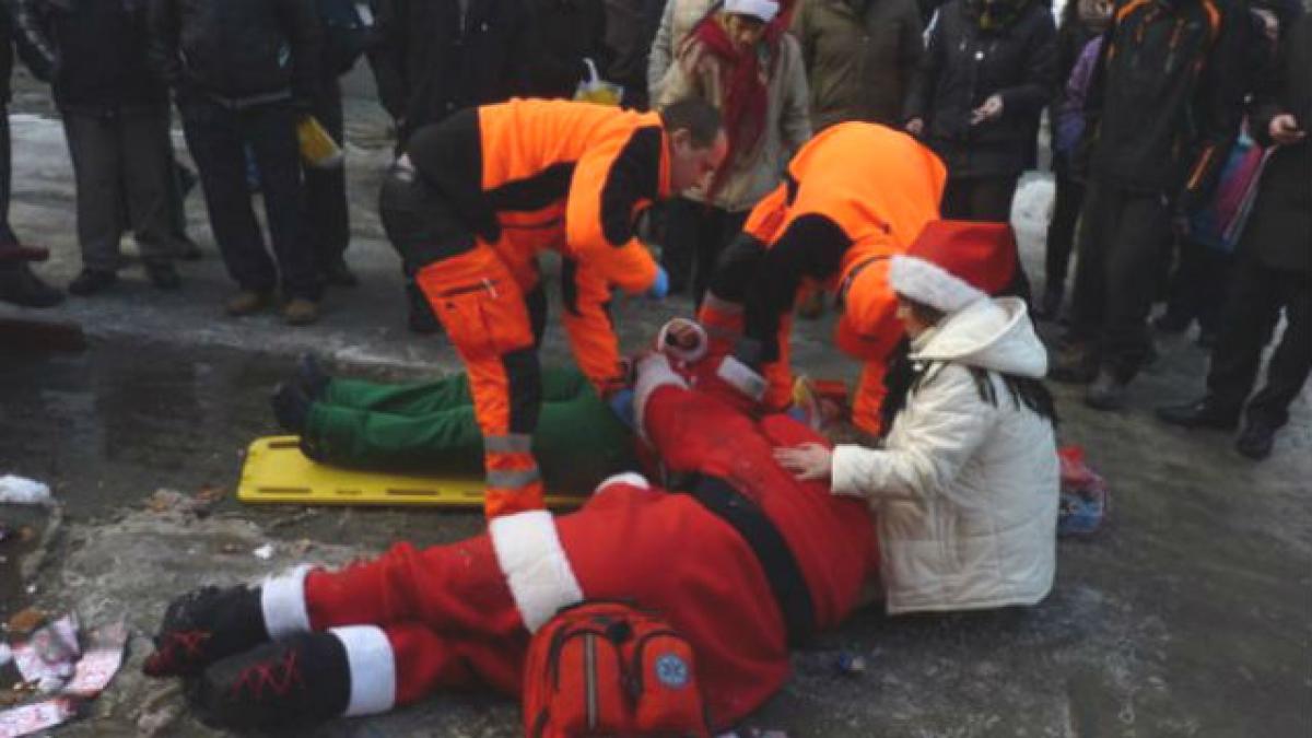 Sărbători traumatizante pentru sute de copii. Ce l-au văzut păţind pe „Moş Crăciun”
