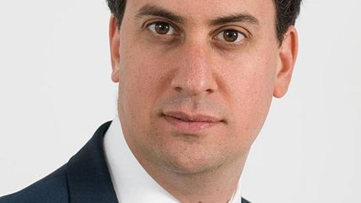 Liderul laburist britanic Ed Miliband se angajează să închidă "portiţa" UE care permite angajarea străinilor cu salarii mici