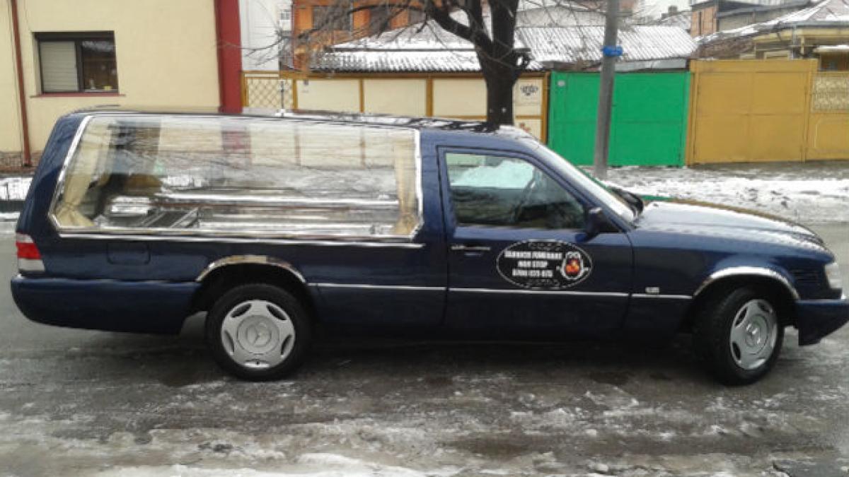 Doi brăileni, spitalizaţi după ce au făcut accident cu un dric furat