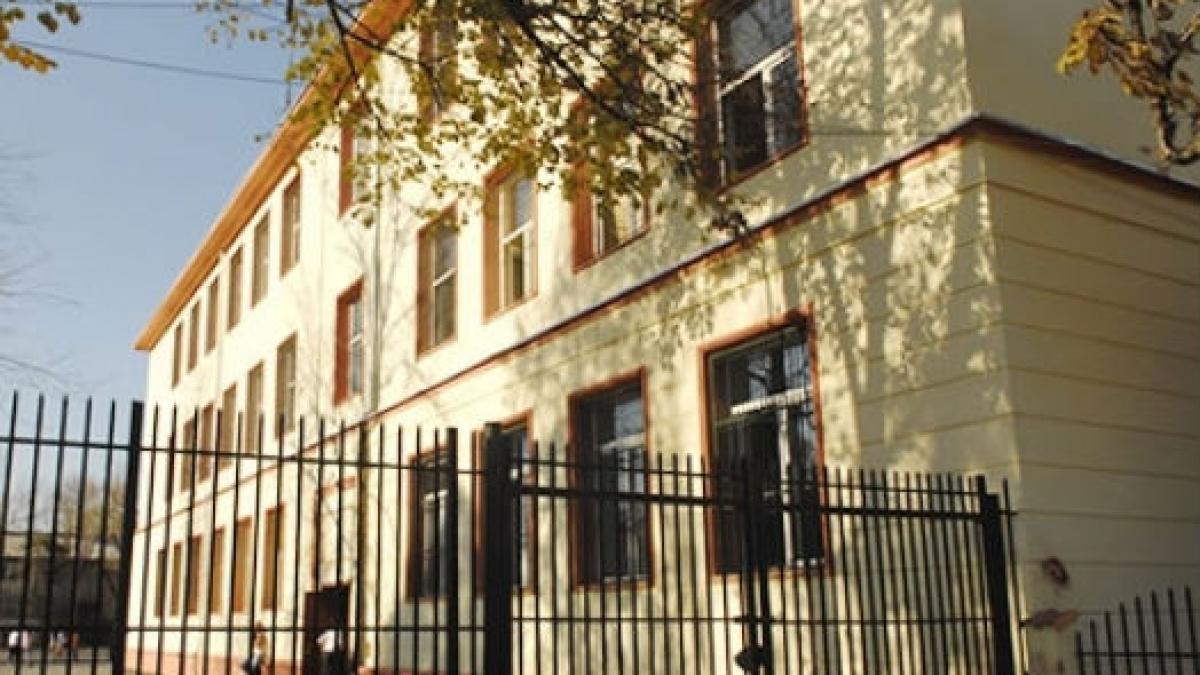Directoarea de la "şcoala spăgii" şi-a dat demisia