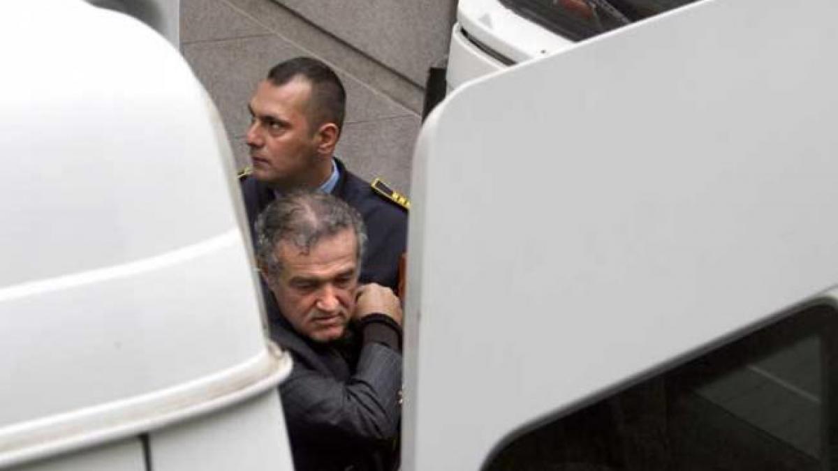 Gigi Becali - transferat la Spitalul Penitenciarului Poarta Albă,  după ce a acuzat  "anumite probleme medicale"