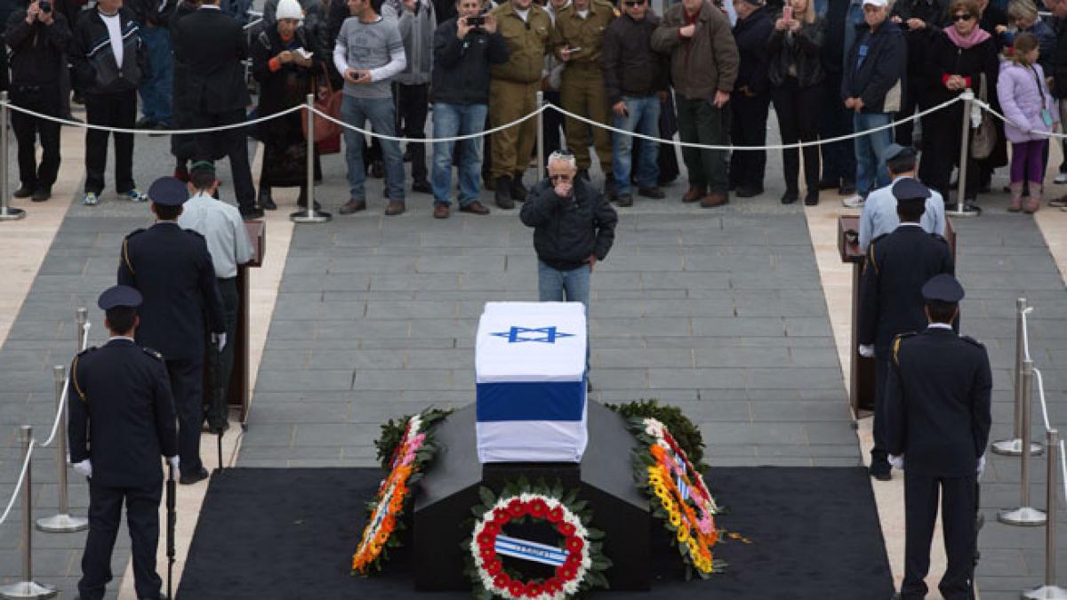Ariel Sharon a renunţat la luptă, se retrage în istorie
