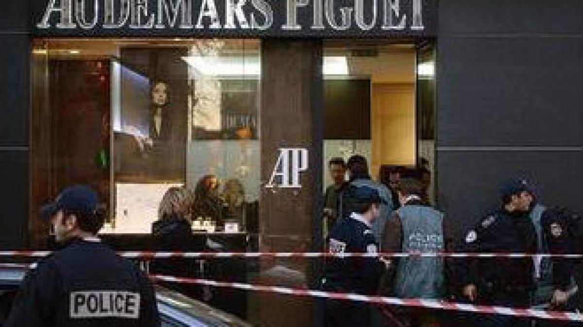Jaf nereuşit la un magazin de bijuterii din Paris: opt români au fost arestaţi