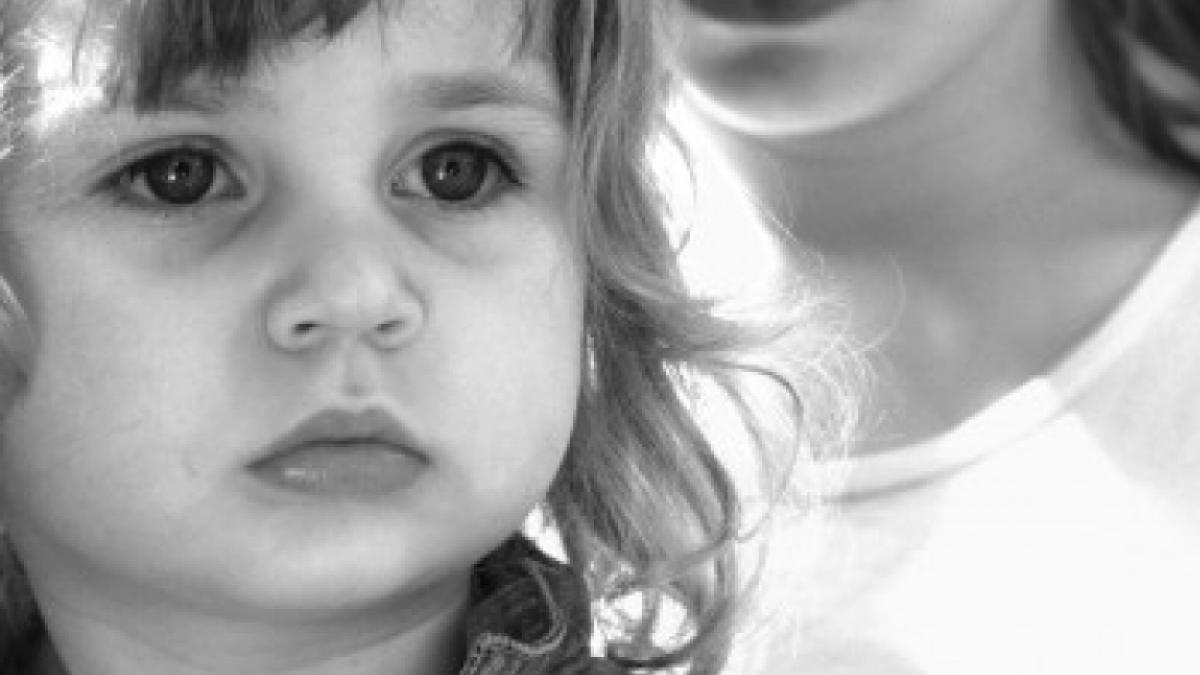 Peste 80.000 de copii au cel puţin un părinte plecat la muncă în străinătate 