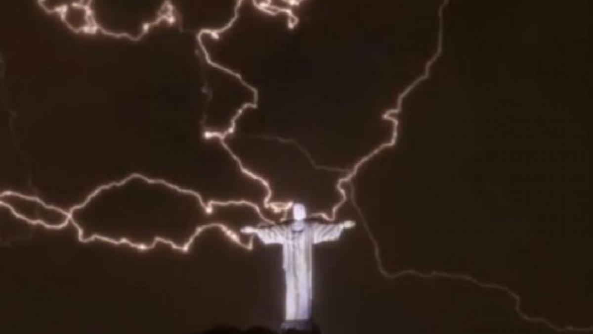 video bucata de deget din statuia lui iisus din rio de janeiro pierduta in urma unui fulger