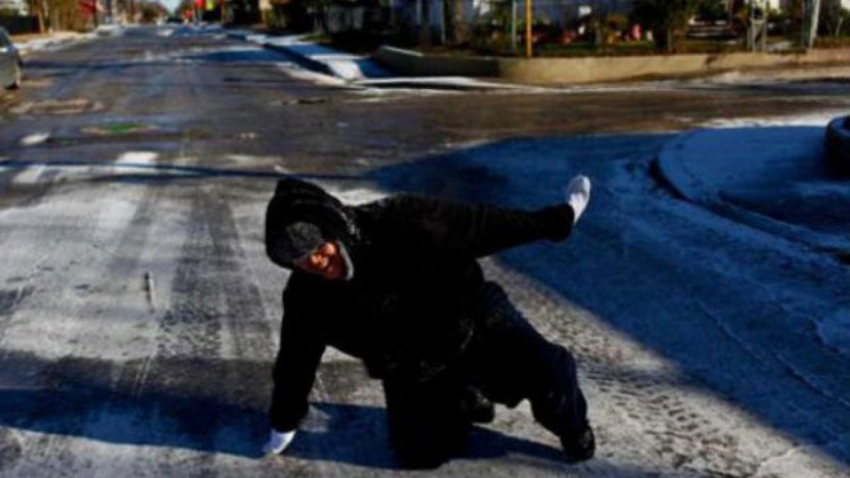 11 suceveni spitalizaţi în ultimele 24 de ore după ce au căzut pe gheaţă