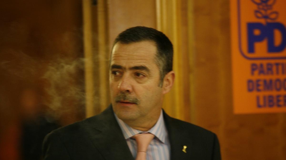 Cezar Preda, sfătuit să posteze pe Facebook poze cu el gătind, în şorţ de bucătărie, ca să atragă susţinători