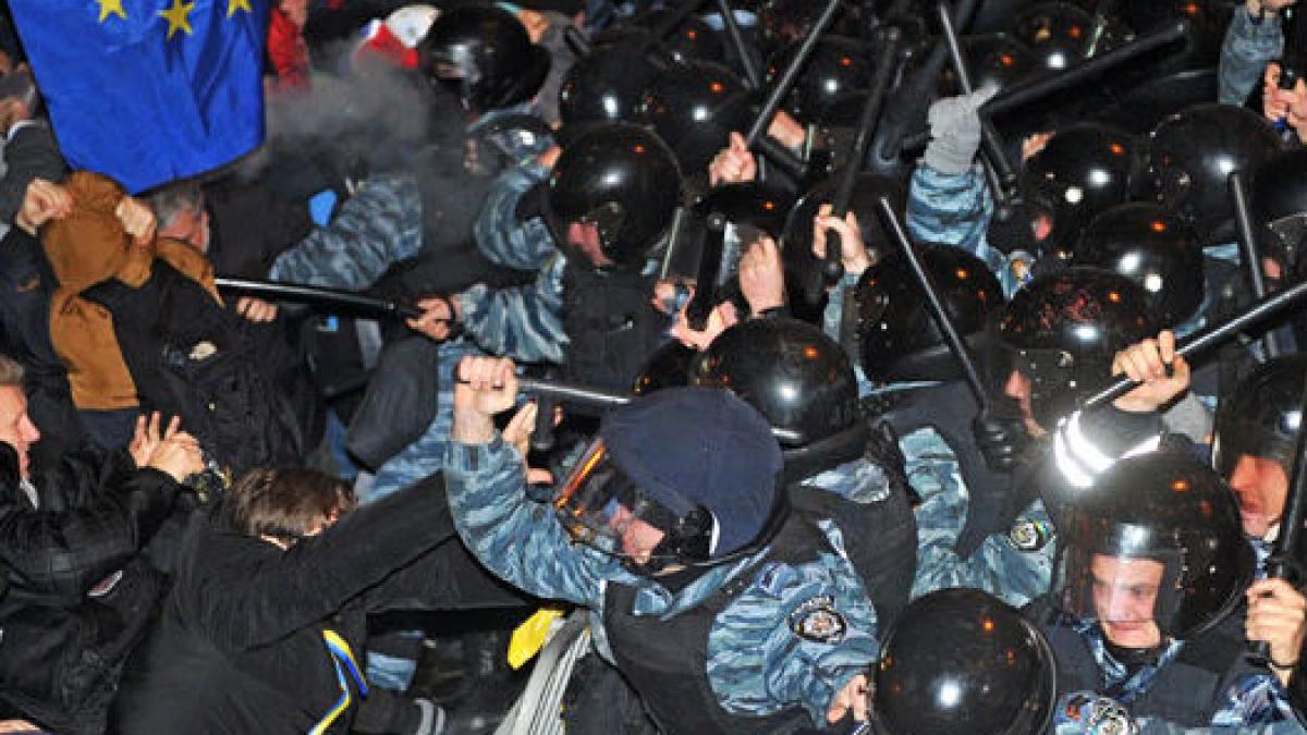 Ciocniri violente la Kiev. Doi manifestanţi ucişi de forţele speciale