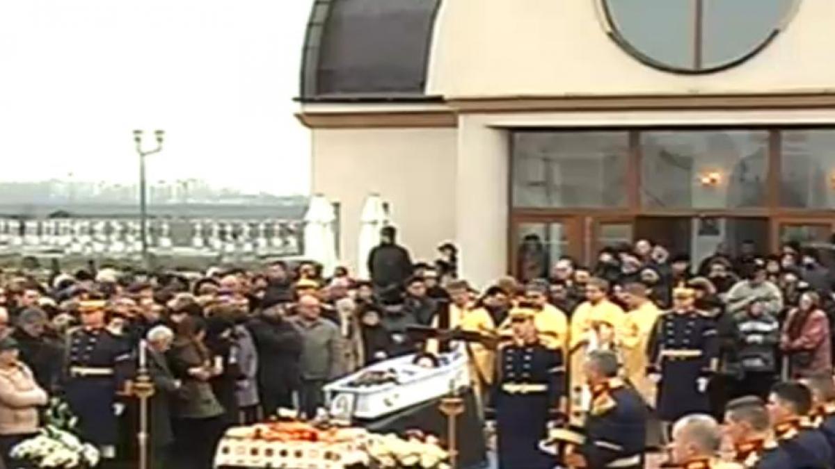Aurelia Ion, condusă pe ultimul drum. Tânăra a fost înmormântată cu onoruri militare la Cimitirul Ghencea