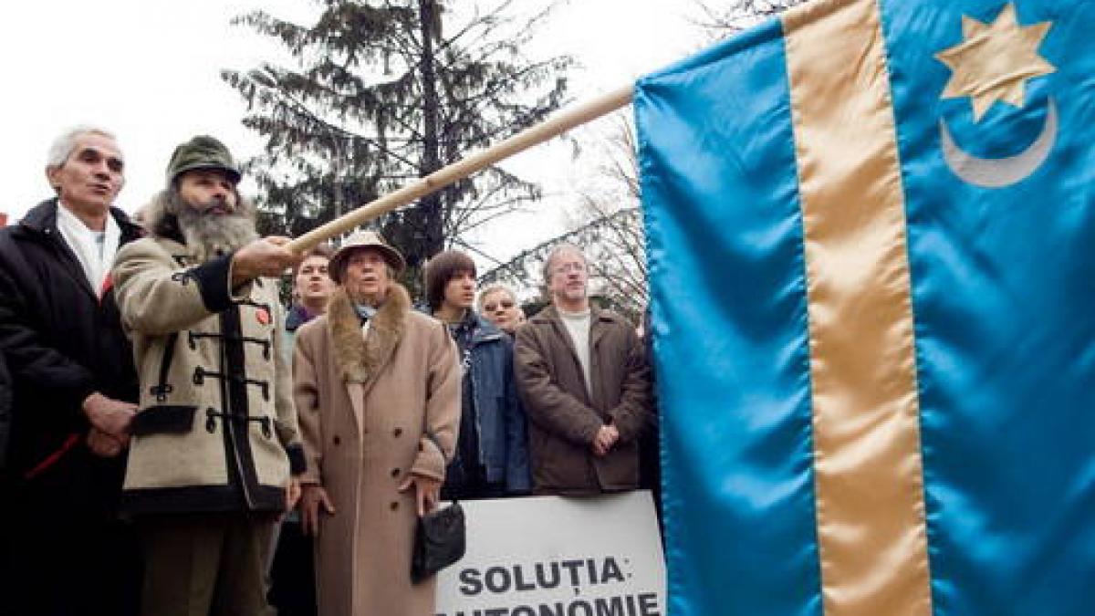 După ce primarul a fost obligat să-l dea jos de pe Primărie, Consiliului Naţional Secuiesc cere locuitorilor din Sfântu Gheorghe să arboreze steagul secuiesc pe case