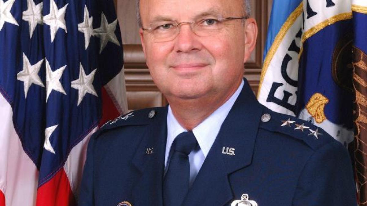 Fostul şef CIA şi NSA a mutat în România RĂZBOIUL INFORMATIC americano-chinez!