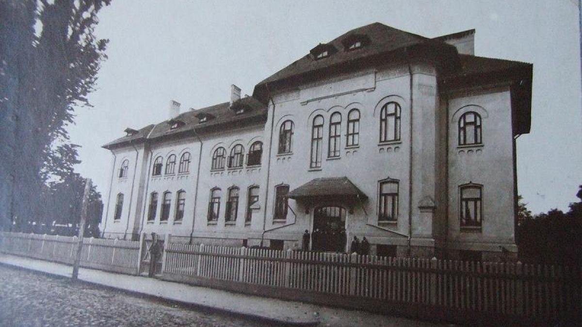 Portretul unei şcoli de-o seamă cu Unirea. “95 de flori” pentru Colegiul Naţional Cuza-Vodă din Huşi