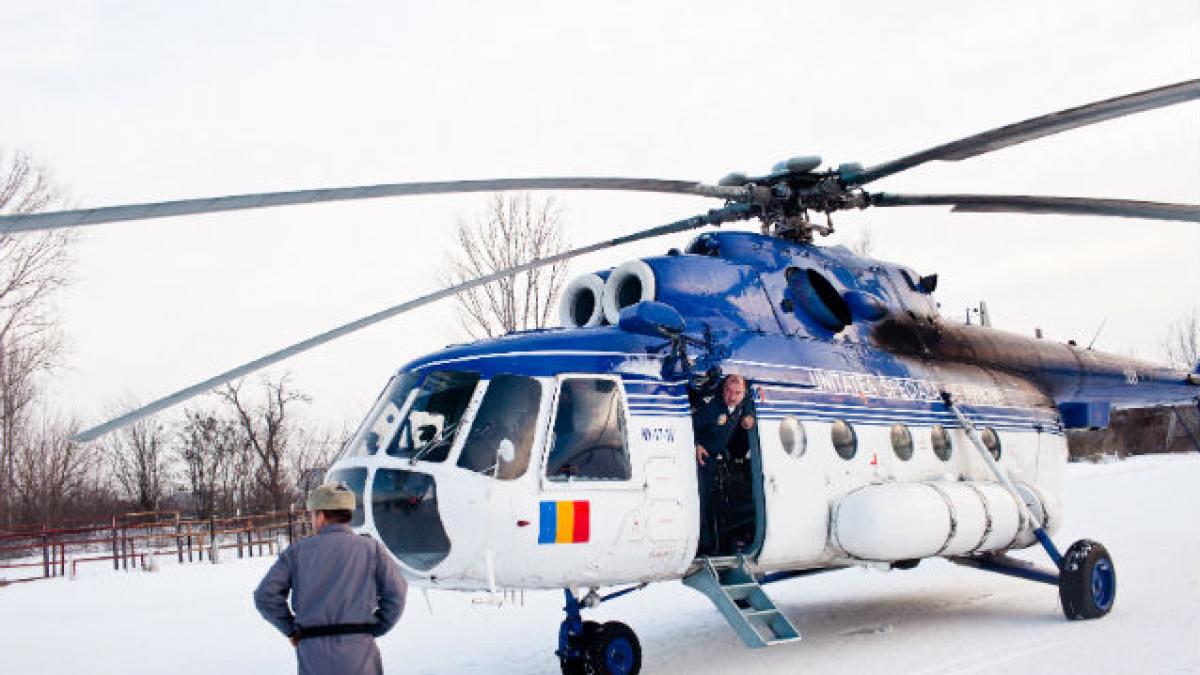 Zece bolnavi scoşi cu elicopterul din zăpada care a izolat comunele Sihle şi Băleşti din Vrancea