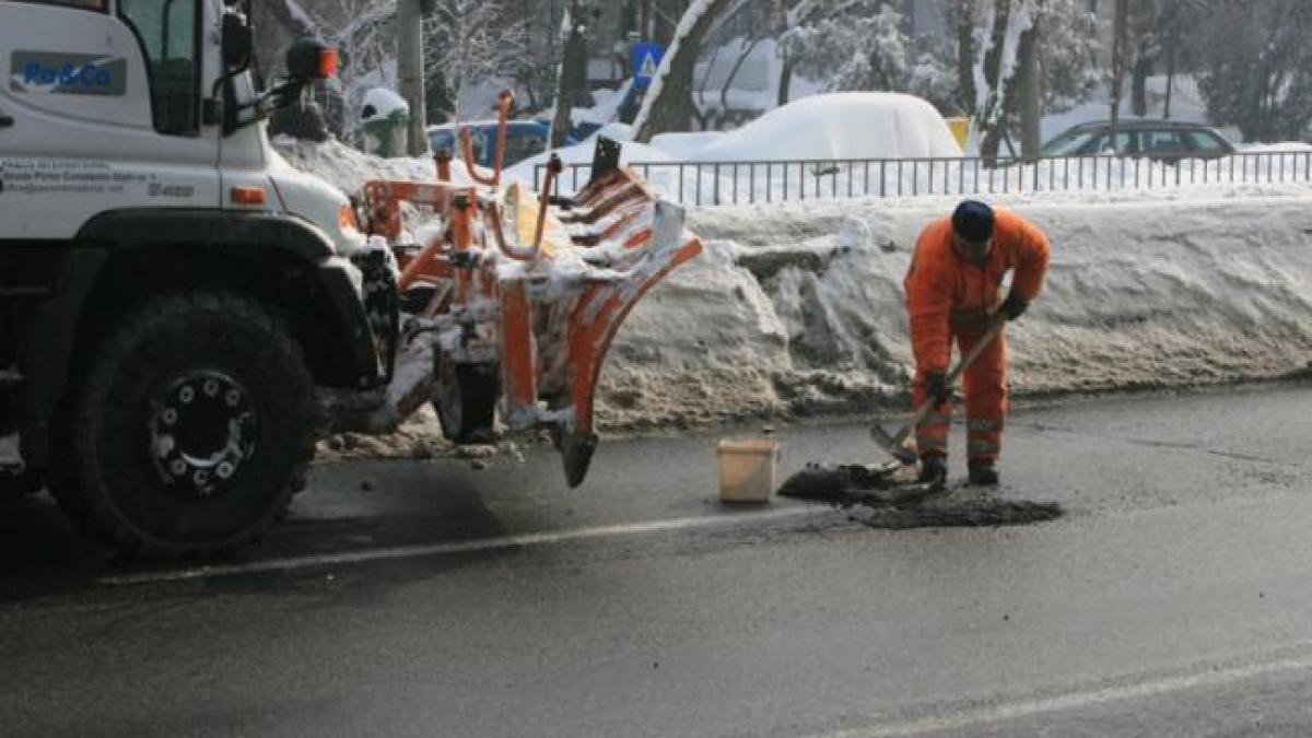 Bucureşti: 327 utilaje de deszăpezire şi 526 de operatori manuali