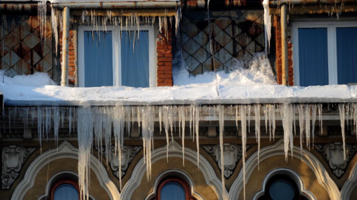 Pompierii bucureşteni, solicitaţi să dea jos ţurţurii periculoşi de pe clădiri