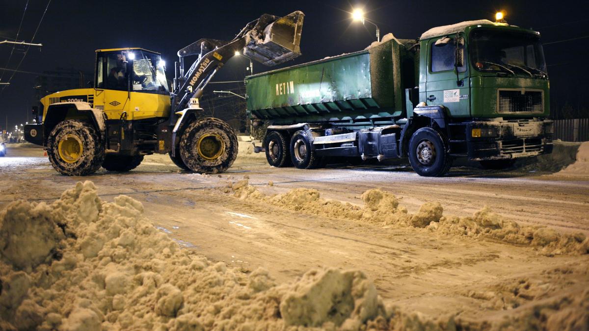 13.000 de metri cubi de zapadă, evacuaţi din Bucureşti într-o noapte. Ceai cald şi supă - la punctele de distribuţie