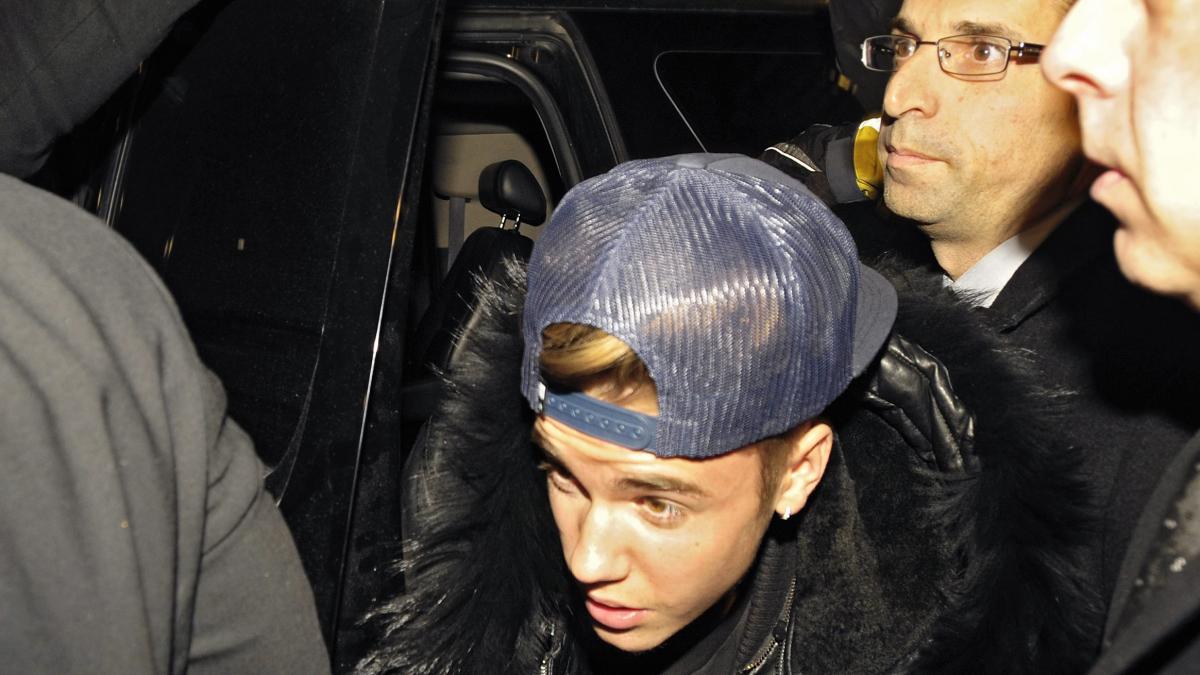 Justin Bieber a ajuns iar la poliţie. Fanii l-au petrecut până la secţie