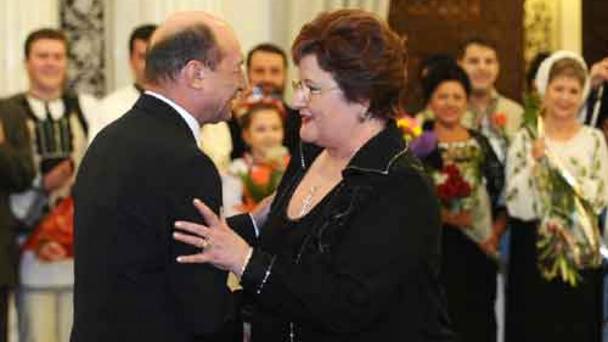 Băsescu: Îi datorăm Marioarei Murărescu recunoştinţa noastră pentru că a dăruit publicului tezaurul muzicii populare