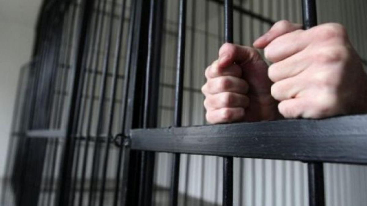 Doi foşti judecători de la Tribunalul Dolj, condamnaţi definitiv la câte patru ani şi şase luni de închisoare