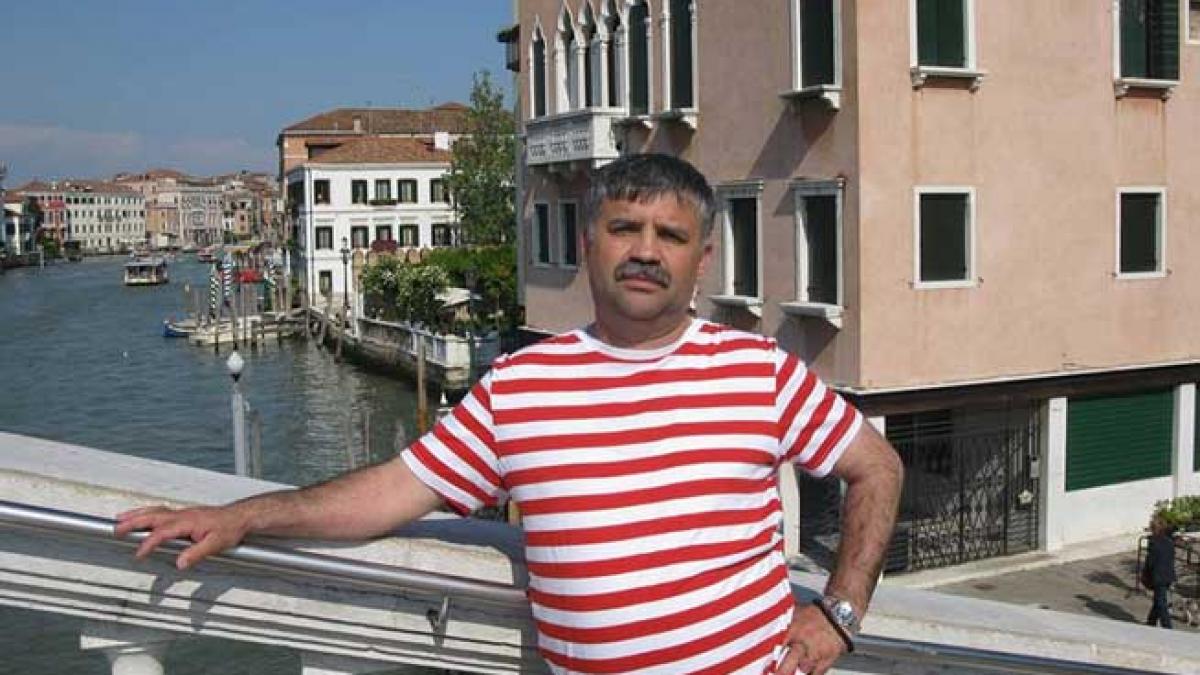 Exclusiv: Poliţistul din cea mai bogată comună a României cumpără terenuri la preţuri de 50 de ori mai mici