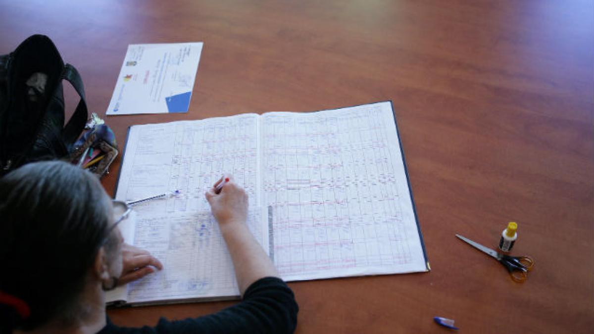 Peste 1.100 de elevi din judeţul Dâmboviţa au rămas cu mediile neîncheiate