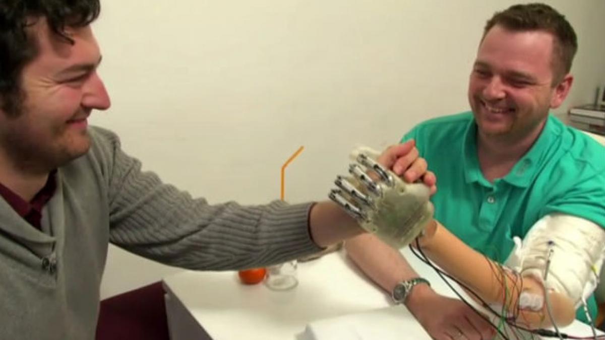 Mână artificială care poate simţi obiectele, testată cu succes în Italia (VIDEO)