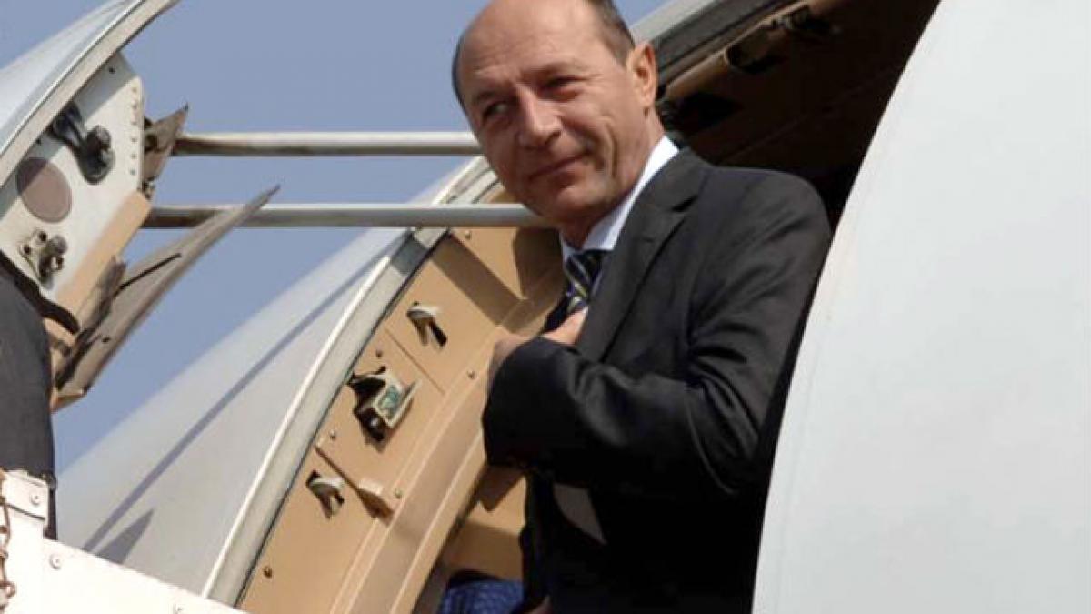 Pasagerii Băsescu şi Udrea au întârziat 30 de minute cursa TAROM Cluj - Bucureşti