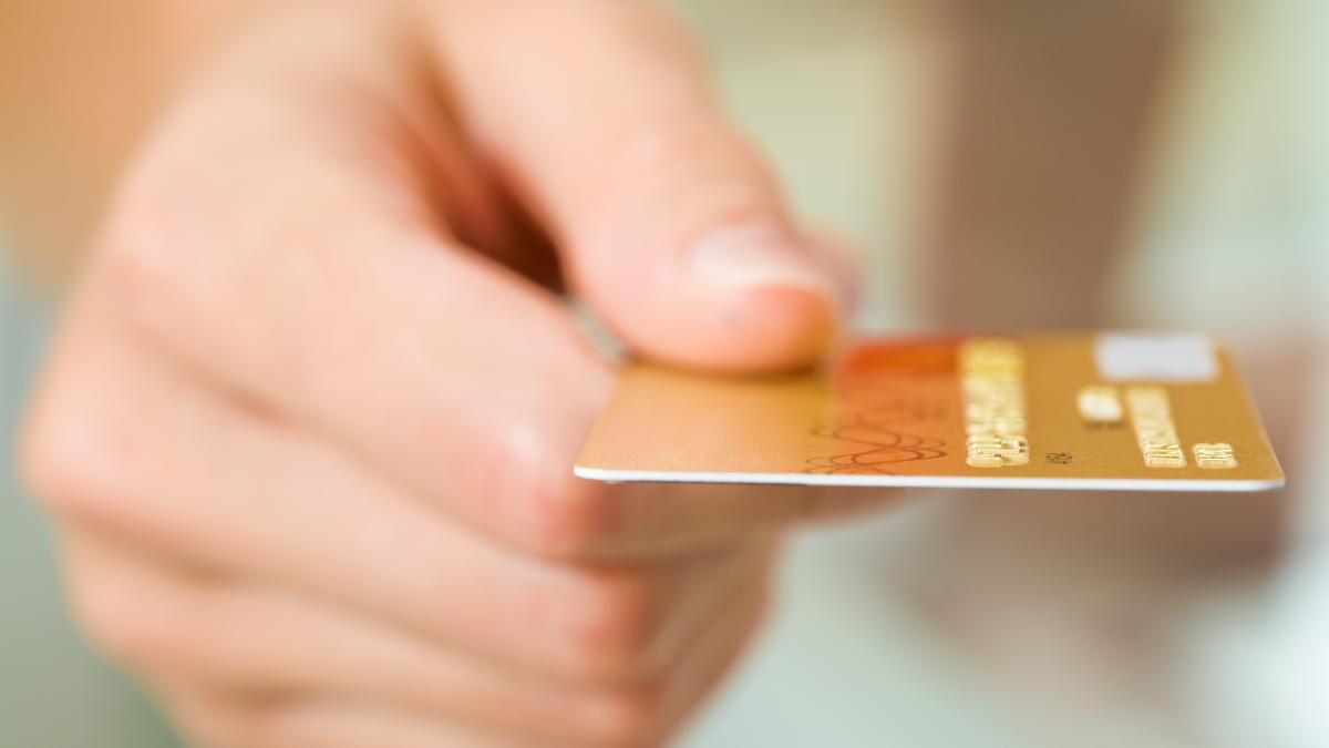 Plata cu cardul prinde teren la taxe. Valoarea taxelor şi impozitelor plătite la POS-uri a ajuns la 133 de milioane de lei, circa 30 milioane de euro