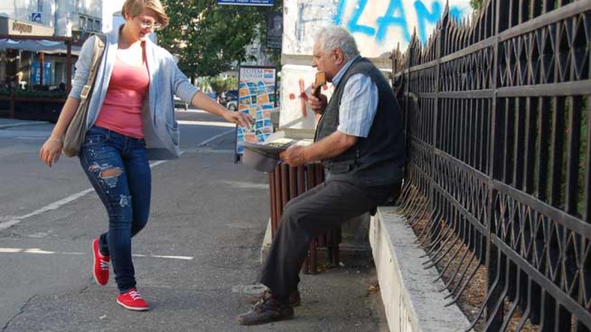 Învăţătorul care cerşeşte pentru pâine! Strânge bani nu pentru fondul clasei, ci pentru cel al supravieţuirii