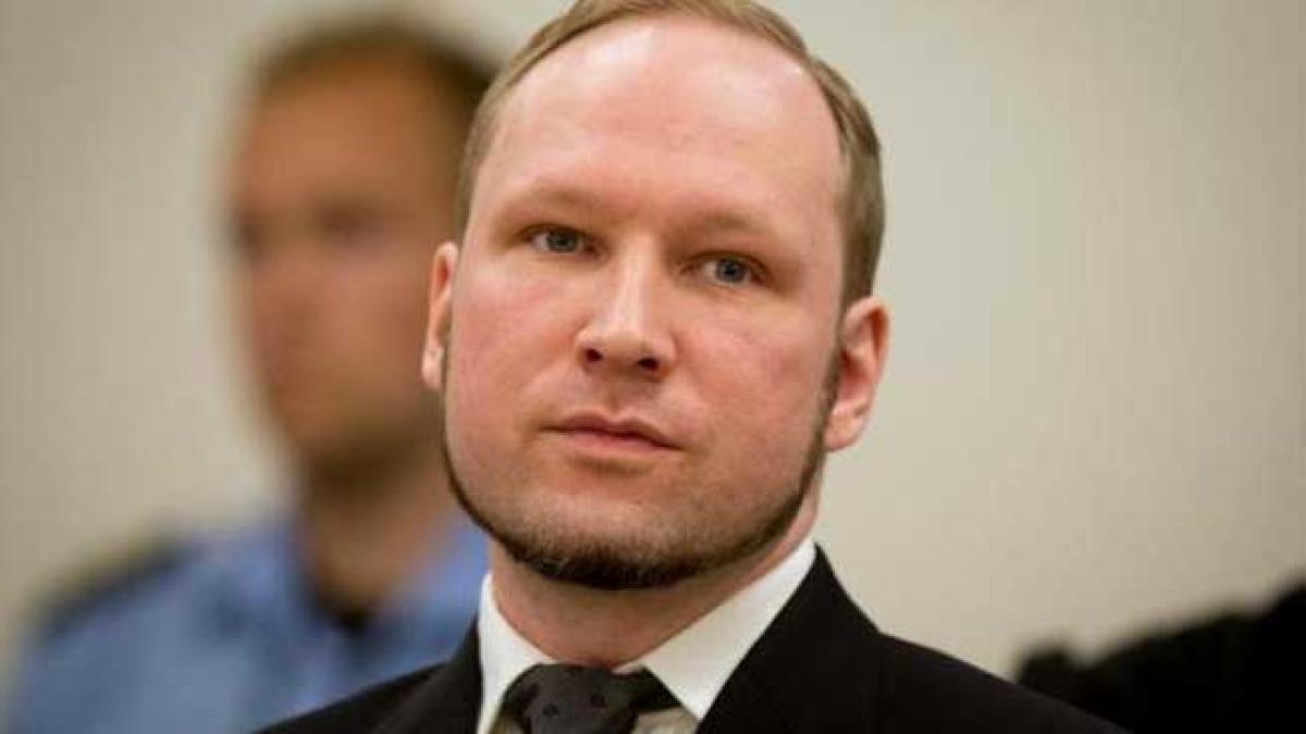 Criminalul Breivik ameninţă cu greva foamei pentru un PS3. Şi se consideră victima “torturii”