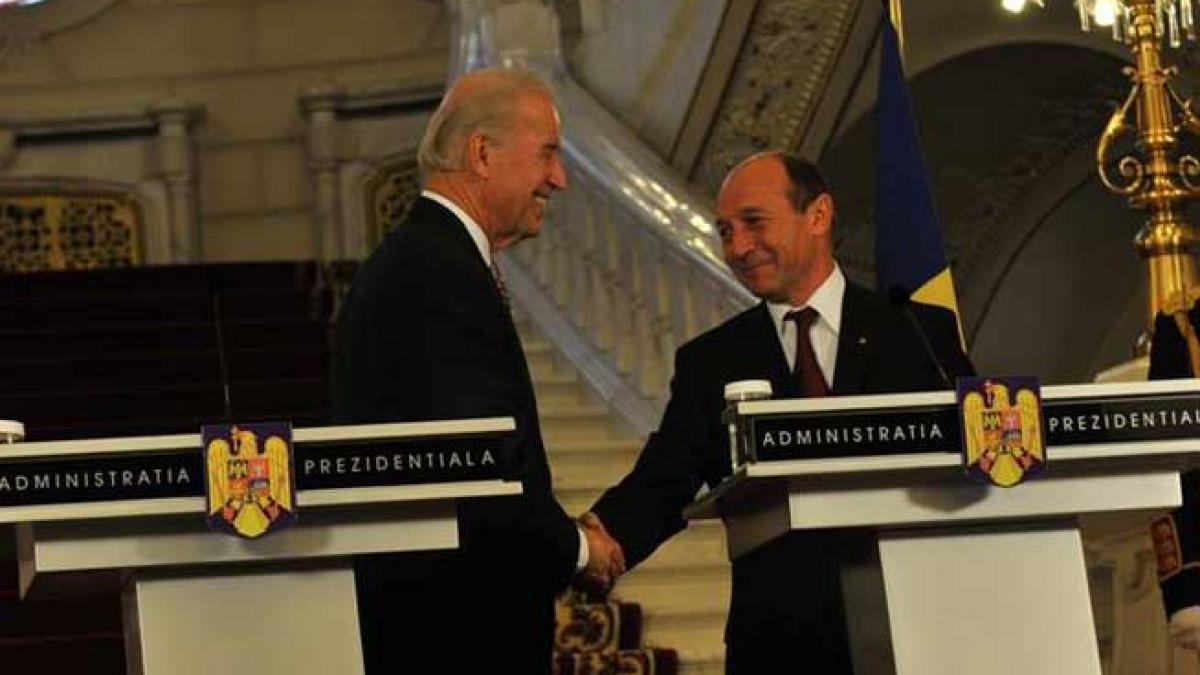 Vicepreşedintele american l-a sunat pe Băsescu. Despre ce au discutat